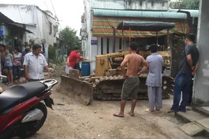 Bé gái 8 tuổi tử vong thương tâm dưới bánh xe gạt đất