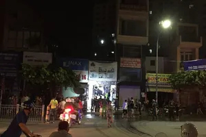 Cháy nhà ở Tân Phú, 3 người leo lên nóc thoát chết 