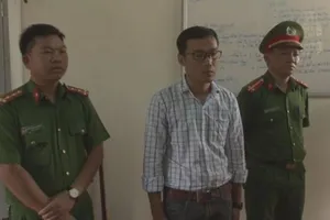 3 cán bộ xã trục lợi hơn 2 tỉ đồng đền bù bị bắt 