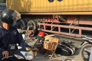 Bình Dương: Sau tai nạn, vợ ôm thi thể chồng khóc ngất