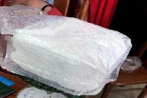 2 thiếu nữ mang 1 kg ma túy đá qua cửa khẩu