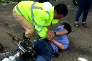 Cảnh sát giao thông tóm tên trộm nhờ chiếc áo