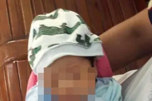 Bé trai 30 ngày tuổi bị bỏ rơi lúc rạng sáng