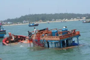 Cứu 13 ngư dân ôm phao cả đêm trên biển Hoàng Sa