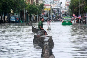 Nhiều đường phố TP.HCM sáng 26-11 biến thành sông