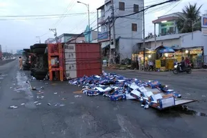 Container nổ vỏ rồi lật, bia tràn trên QL1A