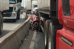 Tử vong khi chạy xe máy trong làn ô tô ở Bình Dương