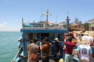 Ngồi trong cabin tàu, ngư dân bị sóng dữ hất văng xuống biển