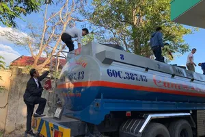 Chở 14.000 lít xăng lậu, trình công an hồ sơ… cũ