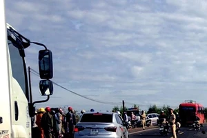 Xe tải gãy cầu trục, 3 cô cháu chết thảm