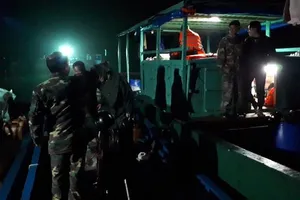 Tàu 2 cha con ở Quảng Ninh suýt trôi dạt sang Trung Quốc