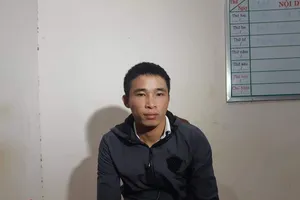 Bắt khẩn cấp chủ quán karaoke tra tấn nữ nhân viên