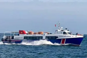 Tàu khách siêu tốc va chạm tàu cá, 3 người rơi xuống biển