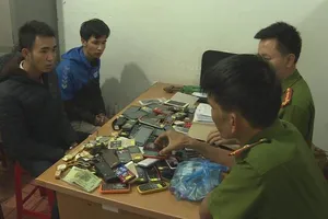 Cô gái theo người yêu đi cắt khóa, trộm hơn 200 điện thoại