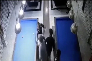 Camera ghi cảnh nhân viên quán billard bị đánh hội đồng