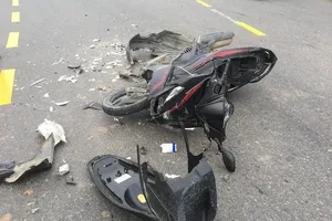 Xe máy bể nát sau cú tông vào ô tô 4 chỗ