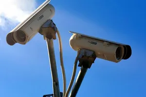 Say rượu, rủ nhau cầm đá chọi camera của Công an