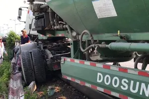 Tài xế ngủ gật, container gặp nạn trên cầu Bình Triệu