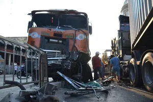 Xe đầu kéo tông con lươn, đấu đầu nhau ở quận Bình Thạnh