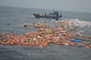 Cứu 7 ngư dân trên tàu hàng vừa đăng kiểm bị chìm