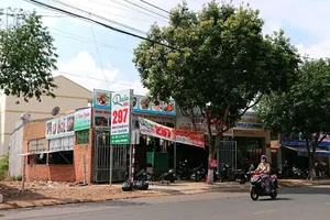 Nhóm thanh niên đi ô tô nổ súng, đánh người tại quán nhậu 