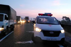 Xe cứu thương bị tông văng 10m trên cao tốc Trung Lương