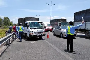 Ô tô tải tông xe đầu kéo trên cao tốc TP.HCM – Trung Lương