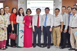 Chủ tịch UBND TP.HCM thăm Trung tâm báo chí TP dịp 21-6