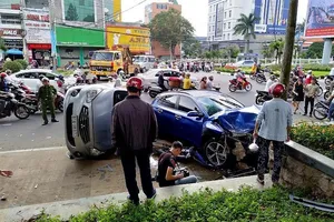 Hàng loạt xe máy, ô tô bị tông khi chờ đèn đỏ