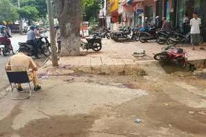 Tự tông vào cột đèn, 2 thanh niên thương vong