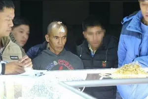 Dùng búa cướp tiệm vàng rồi chạy thục mạng 100 m