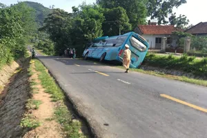 Xe khách lật nghiêng sau va chạm khiến 1 phụ nữ chết thảm