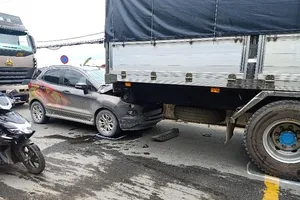 TP.HCM: Xe 4 chỗ tông ô tô tải dừng đèn đỏ, đường tắc gần 2 km