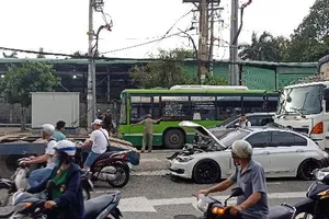 Tông liên hoàn 4 ô tô tại ngã tư An Sương