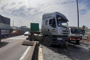 Tài xế giật mình, container cày văng dải phân cách ở quận 12