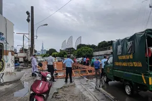 Cổng công trình ở quận 1 ngã, một phụ nữ thoát chết
