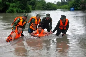 Bộ đội Biên phòng cứu ba người bị kẹt trong lũ