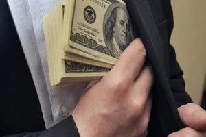 1 chấp hành viên nhiều lần nhận tiền của đương sự