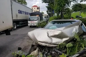 Ô tô 4 chỗ lao qua dải phân cách rồi tông xe tải ở Thủ Đức