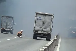 Xe tải cháy trên xa lộ Hà Nội, cả tuyến đường mù mịt khói