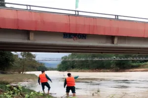 Thi bơi qua sông sau khi nhậu, 1 người mất tích