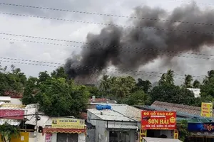 Cháy xưởng ở quận Thủ Đức, nhiều nhà dân bị ảnh hưởng 