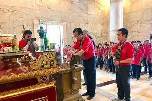 Đoàn cán bộ, báo chí TP.HCM dâng hương Bác Hồ tại KDT Pác Bó