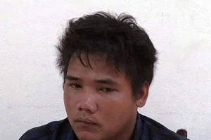 Cha bị té xe, con trai tới đánh hai công an