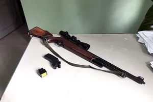 Vứt khẩu súng tại nhà rông sau khi bắn thị uy đối thủ