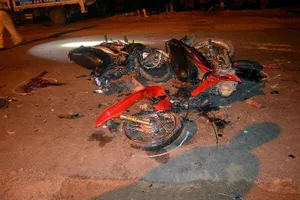 Đối đầu ngược chiều, hai thanh niên chết trên đường cấp cứu