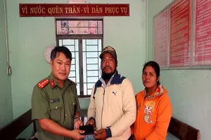 Đôi vợ chồng nhờ công an tìm người mất ví tiền