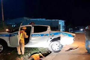 Ô tô tải tông văng xe tuần tra của CSGT