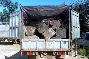 Thấy công an, tài xế bỏ ô tô chạy bộ thoát thân