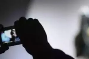 Cô gái 19 tuổi tống tiền người tình 70 bằng clip ‘nóng’